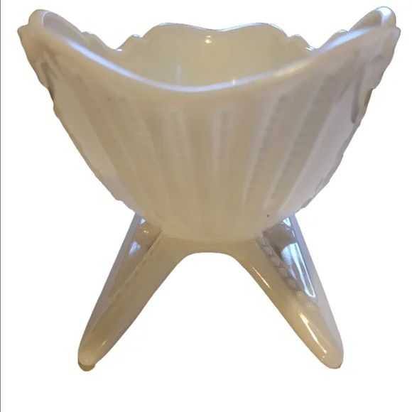 Westmoreland Milk Glass Sleigh Candy/Nut Dish - Picture 3 of 10